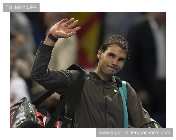 纳达尔赢球后抱着球拍久久不放，纳达尔打球时的小动作