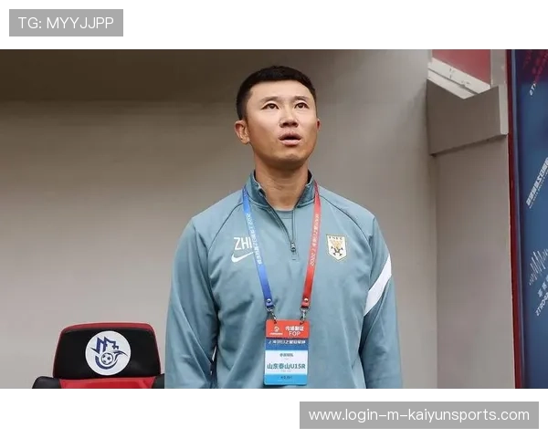 足球联赛在青训扶持中推动俱乐部共享教练资源，足球俱乐部教练团队